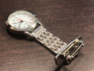 Сувенир "Часы" для врача на карман (брошь) фото 1772